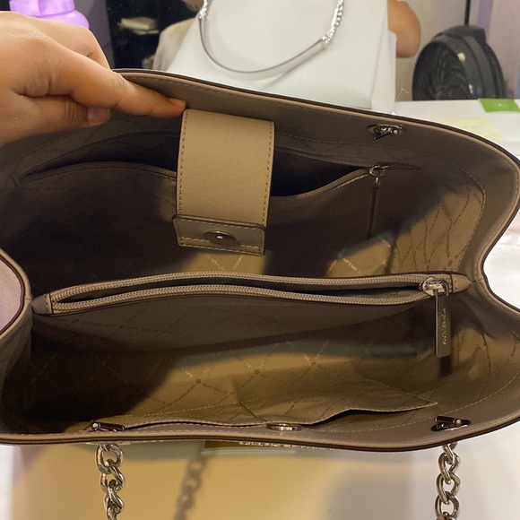 Michael Kors bag my mom never used it brand new just trying to get rid of - Picture 3 of 6